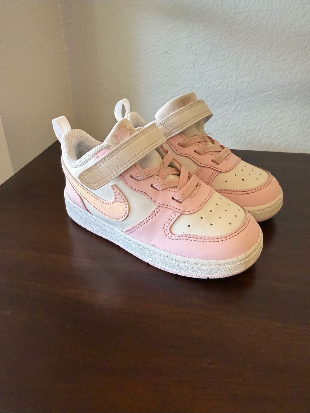 Nike Kids Low-Top Sneakers in Pink and White